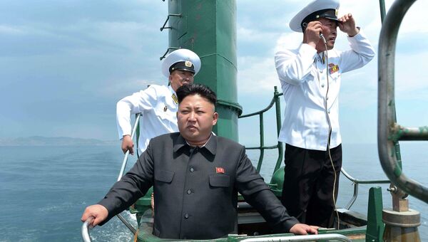 Северокорейский лидер Ким Чен Ын на рубке подводной лодки во время инспекции вооруженных сил КНДР