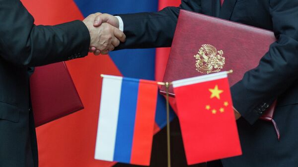 Флаги России и  Китайской народной республики 