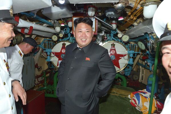 Северокорейский лидер Ким Чен Ын на подводной лодке во время инспекции вооруженных сил КНДР