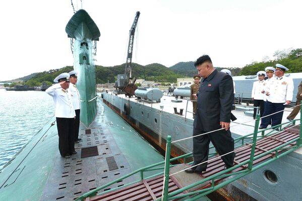 Северокорейский лидер Ким Чен Ын поднимается на борт подводной лодки во время инспекции вооруженных сил КНДР
