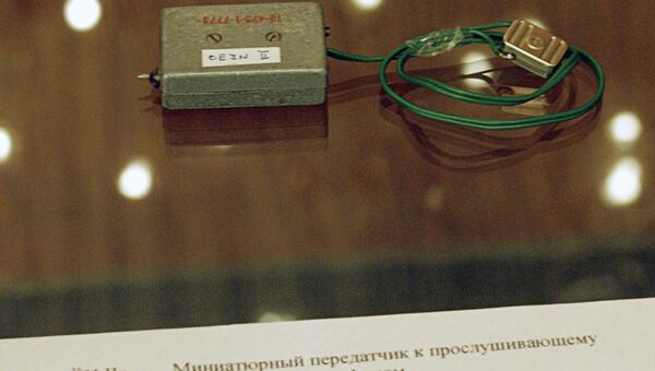 Экспонат выставки подслушивающих устройсв в Чешском центре в Москве