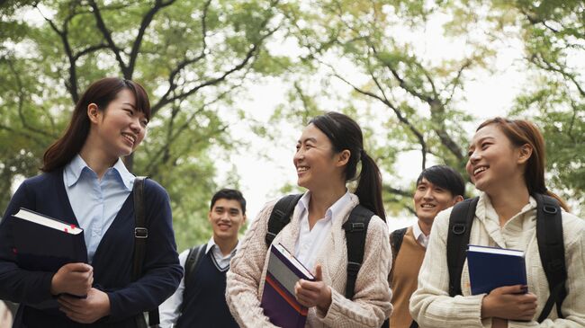 Группа китайских студентов в кампусе. Архивное фото