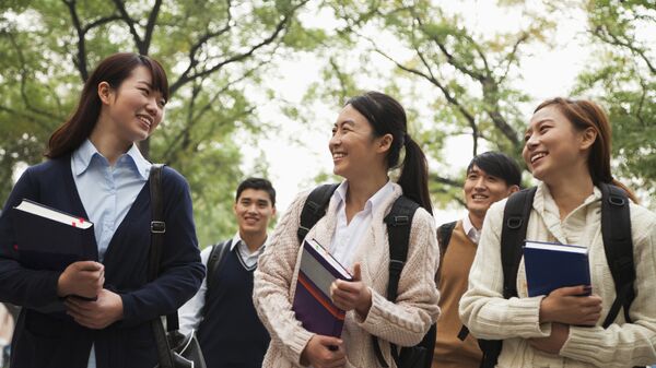 Группа китайских студентов в кампусе