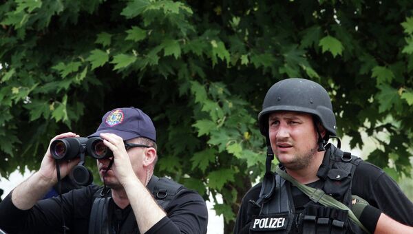 Полицейские возле населенного пункта Лазарат в Албании 17 июня 2014