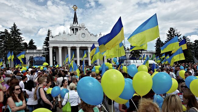 Жители Харькова встречают мэра Геннадия Кернеса. Архивное фото