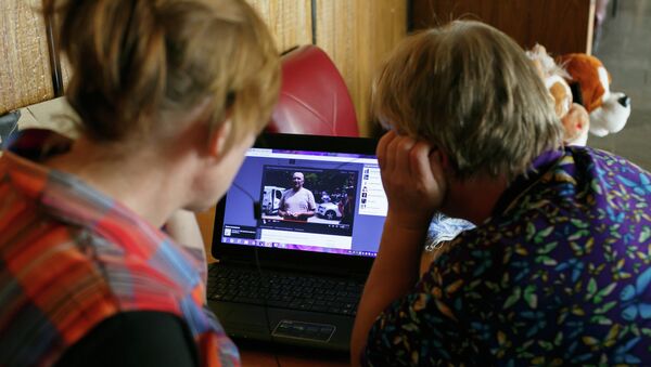 Беженцы из Украины смотрят новости в Интернете. Архивное фото