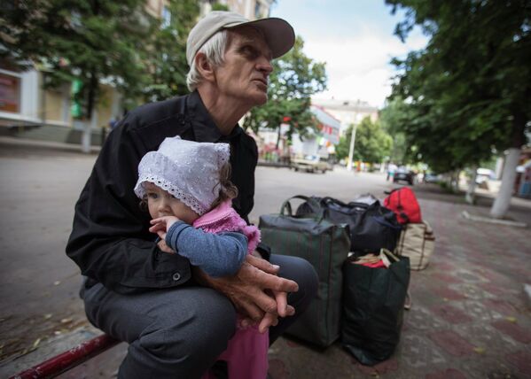 Жители Славянска ждут автобуса, чтобы покинуть Украину