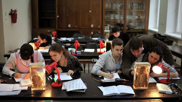 Студенты биологического факультета МГУ во время практикума по зоологии 