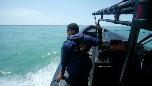 Спасатель на месте крушения судна у берегов Малайзии