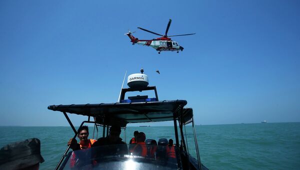Спасатели на месте крушения судна у берегов Малайзии