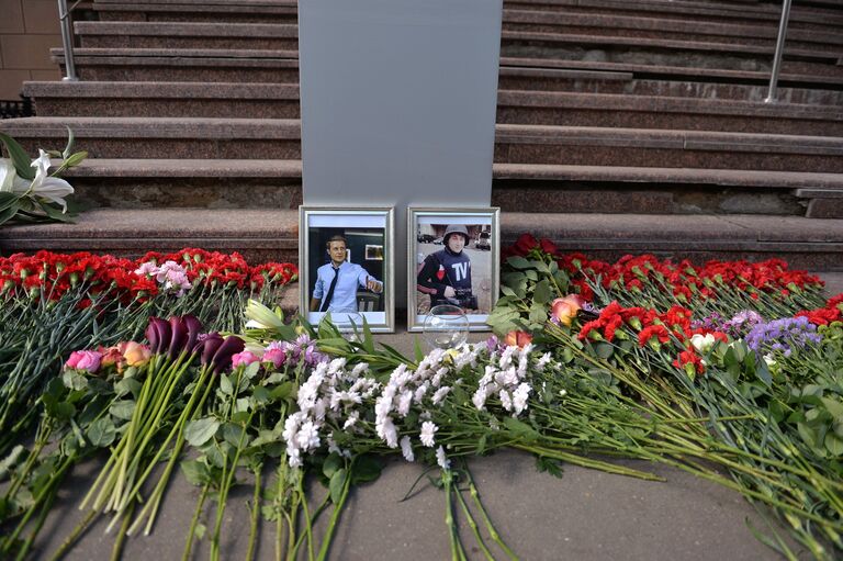 Цветы у здания ВГТРК в память о погибших журналистах Цветы у здания ВГТРК в память о погибших журналистах