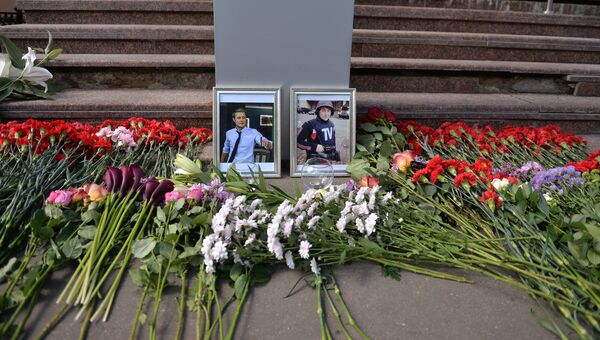 Цветы у здания ВГТРК в память о погибших журналистах