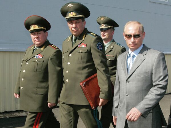 Президент России Владимир Путин и командующий Космическими войсками РФ, генерал-полковник Владимир Поповкин