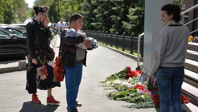 Цветы у здания ВГТРК в память о погибших журналистах