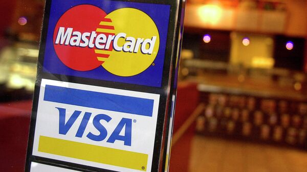 Платежные системы Visa и MasterCard. Архивное фото