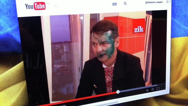 Кадр из видео с Олегом Ляшко, которому неизвестные плеснули в лицо зеленкой