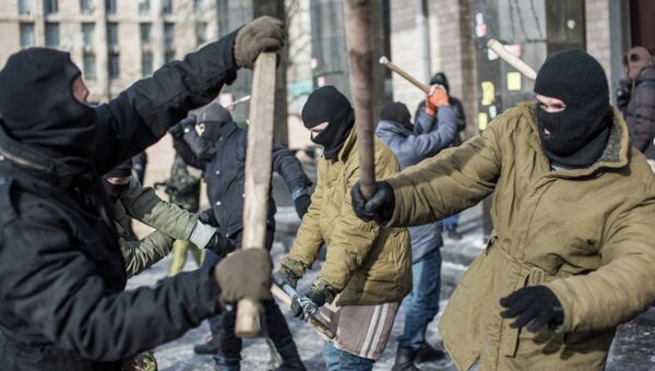 Тренировка по рукопашному бою бойцов оппозиции в палаточном лагере на площади Независимости в Киеве