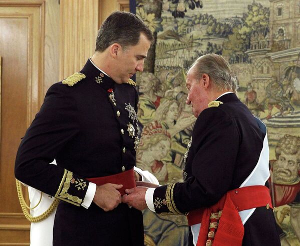 Испанский король Хуан Карлос и новой король Фелипе VI во время церемонии коронации