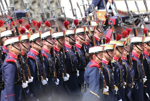Члены испанской королевской гвардии во время церемонии коронации короля Фелипе VI