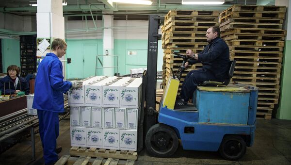 Участок упаковки для готовой продукции винодельческого завода Массандра в Крыму