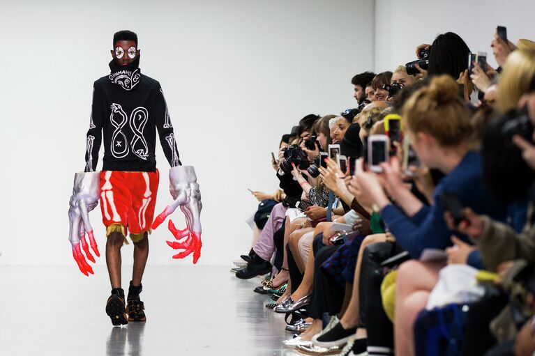 Показ коллекции от Sankuanz сезона «весна-лето 2015» на Неделе моды «London Collections» в Лондоне