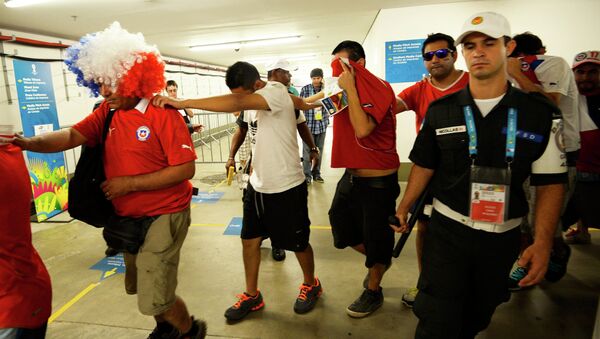 Чилийские болельщики, задержанные полицией на стадионе Маракана в Рио-де-Жанейро