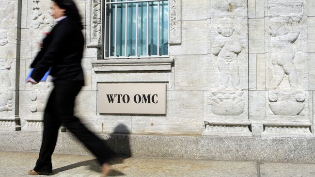 Женщина проходит возле здания ВТО в Женеве