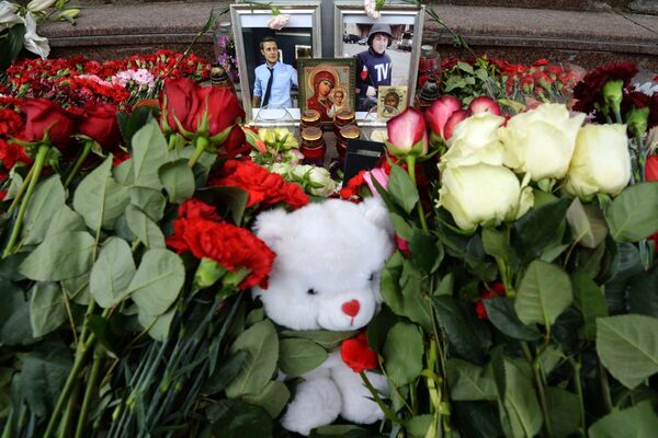 Цветы в память о погибших на Украине журналистов ВГТРК корреспондента Игоря Корнелюка и видеоинженера Антона Волошина