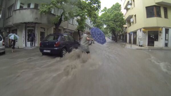 Потоки воды захлестнули улицы Варны в Болгарии из-за мощных ливней