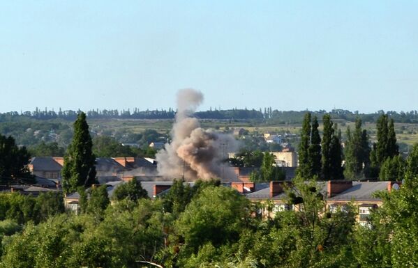 Дым поднимается на месте взрыва возле детской больницы в Славянске