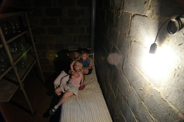 Семья укрывается в подвале частного дома в Краматорске