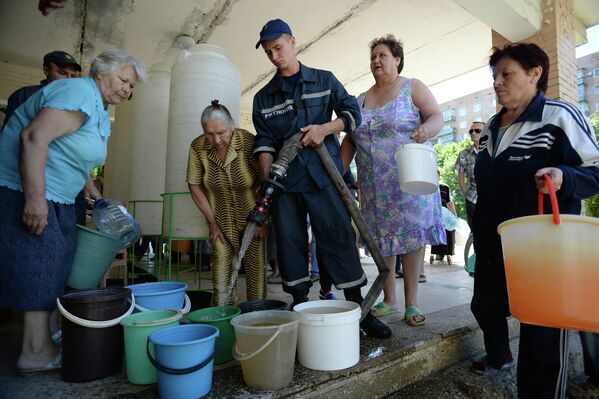 Жители Краматорска набирают воду, привезенную сотрудниками пожарной части