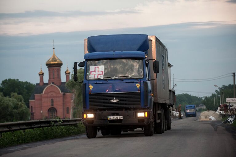 Грузовик, перевозящий тела погибших украинских военнослужащих, на КПП в селе Карловка