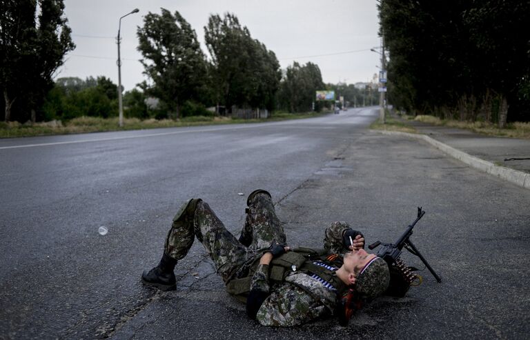 Боец ополчения Луганской народной республики в Луганске.