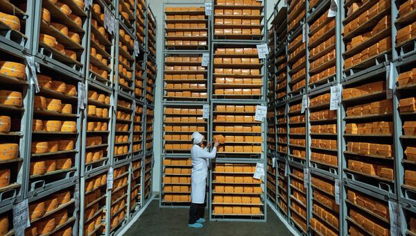 Сыр на складе предприятия на Украине. Архивное фото