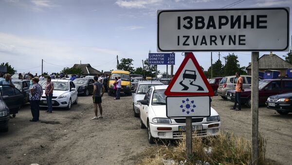 Беженцы на пограничном пункте пропуска Изварино в Луганской области