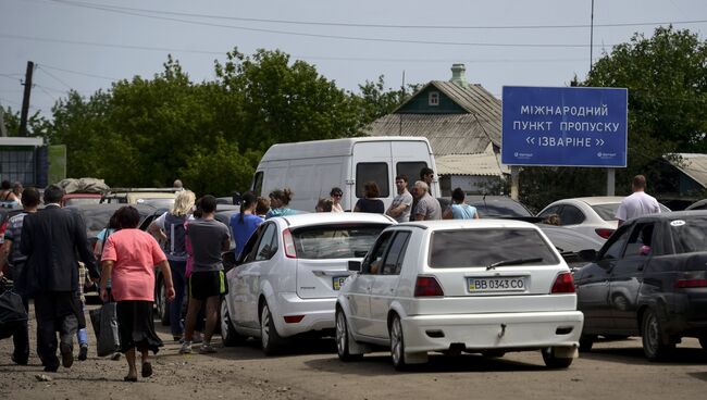 Беженцы на пограничном пункте пропуска Изварино в Луганской области