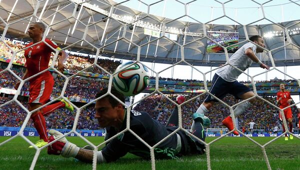 Матье Вальбуэна забивает гол в матче Франция - Швейцария группового этапа чемпионата мира по футболу - 2014