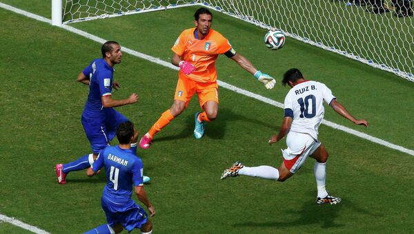 Брайан Руис забивает гол в мачте Италия - Коста-Рика на чемпионате мира по футболу - 2014