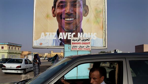 Предвыборный плакат, призывающий голосовать за Мухаммеда ульда Абдель-Азиза на выборах в Мавритании. Архивное фото