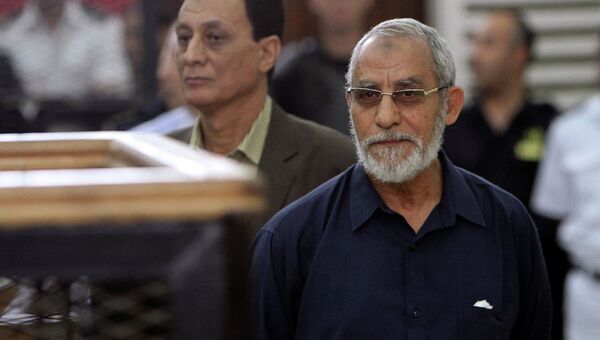 Лидер Братьев-мусульман Мохаммед Бадиа во время суда над ним в Каире