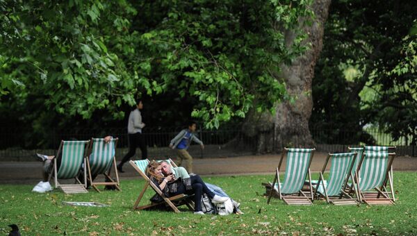 Горожане отдыхают в парке в Лондоне