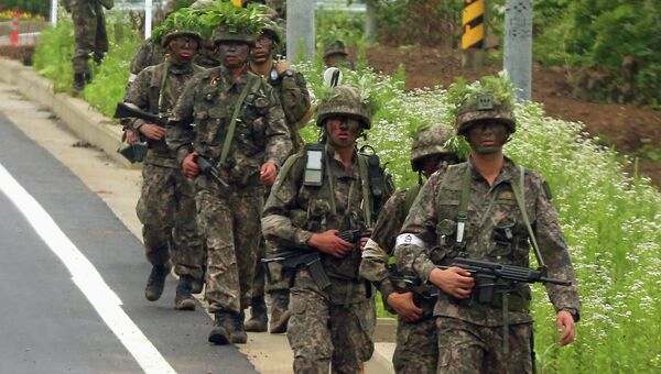Южнокорейские солдаты участвуют в операции по поимке сержанта, расстрелявшего сослуживцев