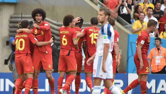 Игроки сборной Бельгии радуются забитому голу в матче группового этапа чемпионата мира по футболу 2014 между сборными командами Бельгии и России.