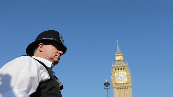 Полицейский у здания Парламента в Лондоне
