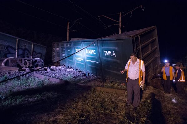 Сотрудники ремонтной службы Украинских железных дорог Укрзализныця устраняют последствия подрыва железнодорожного полотна на перегоне Иловайск-Кутейниково в Донецкой области