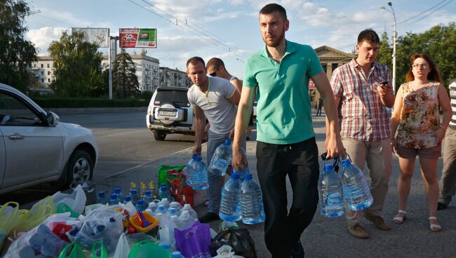 Сбор гуманитарной помощи для беженцев. Архивное фото