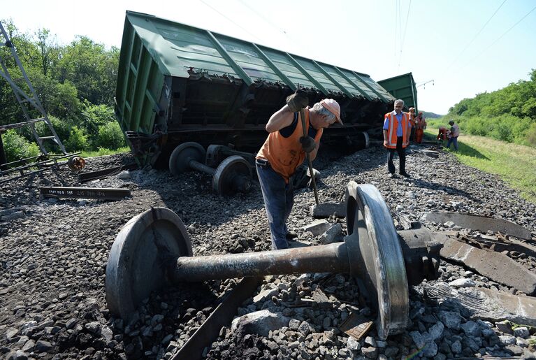 Вагоны грузового поезда сошли с рельсов при подрыве на Донецкой железной дороге