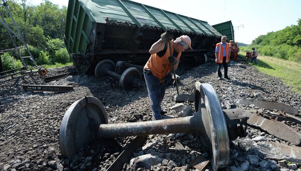 Последствия взрывов на Донецкой железной дороге