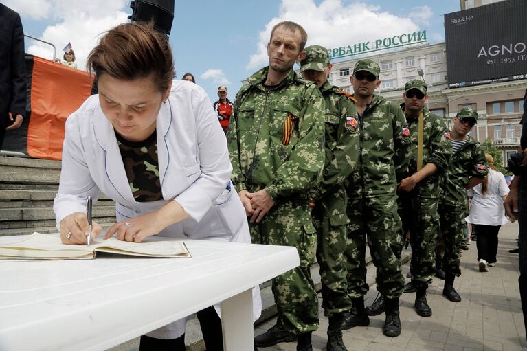 Бойцы ополчения и добровольцы медики приняли присягу на верность Донецкой Народной Республике